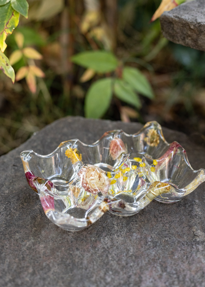 Huevera de resina y flores naturales